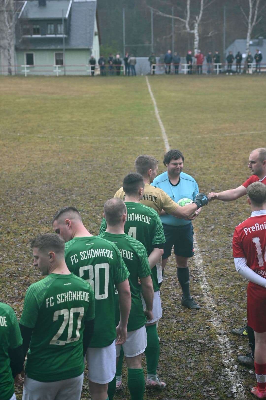 Halbfinal-Ticket gebucht! FC Schönheide erkämpft sich 3:0-Auswärtssieg auf tiefem Geläuf